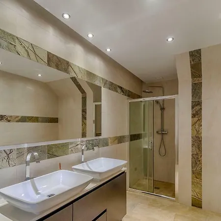 Aqua-jacuzzi-heatable Pool-sauna-gym-snooker Vila