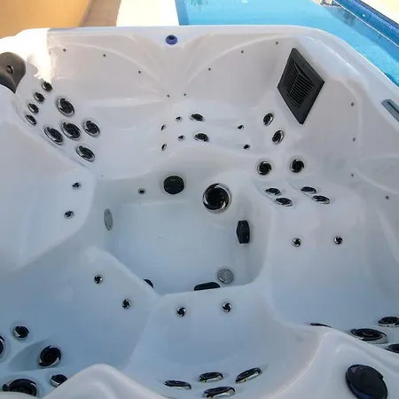Vila Aqua-jacuzzi-heatable Pool-sauna-gym-snooker *
