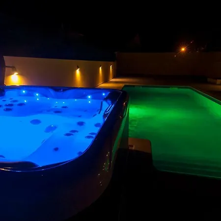 Vila Aqua-jacuzzi-heatable Pool-sauna-gym-snooker *