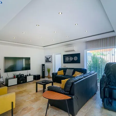 Villa Aqua-jacuzzi-heatable Pool-sauna-gym-snooker