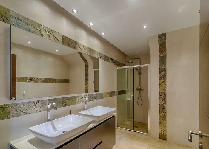 Aqua-jacuzzi-heatable Pool-sauna-gym-snooker Βίλα