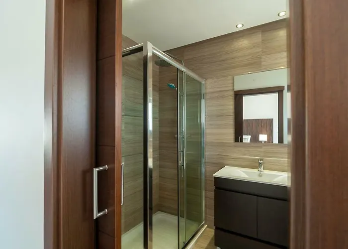 Aqua-jacuzzi-heatable Pool-sauna-gym-snooker