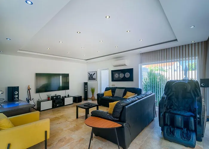 Villa Aqua-jacuzzi-heatable Pool-sauna-gym-snooker