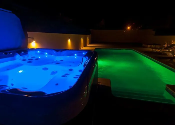Вилла Aqua-jacuzzi-heatable Pool-sauna-gym-snooker *