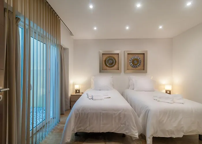 Aqua-jacuzzi-heatable Pool-sauna-gym-snooker فيلة