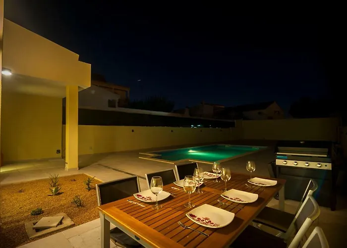 Aqua-jacuzzi-heatable Pool-sauna-gym-snooker فيلة البوفيرا