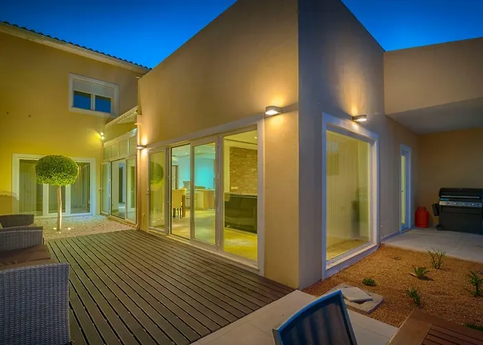 Aqua-jacuzzi-heatable Pool-sauna-gym-snooker * البوفيرا